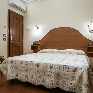 4 Coronati 2*, Rzym Włochy